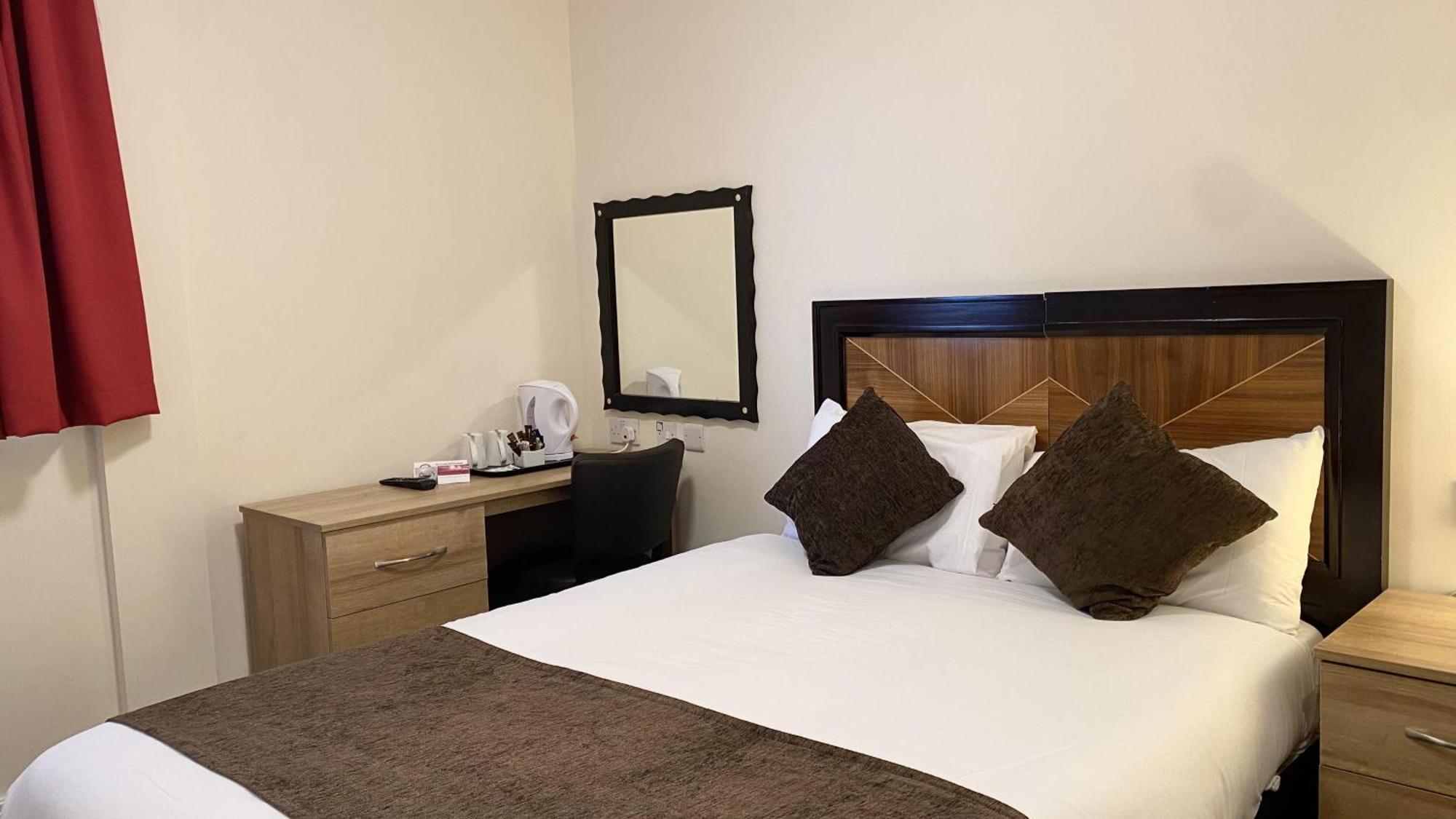 Russ Hill Hotel Charlwood Room photo